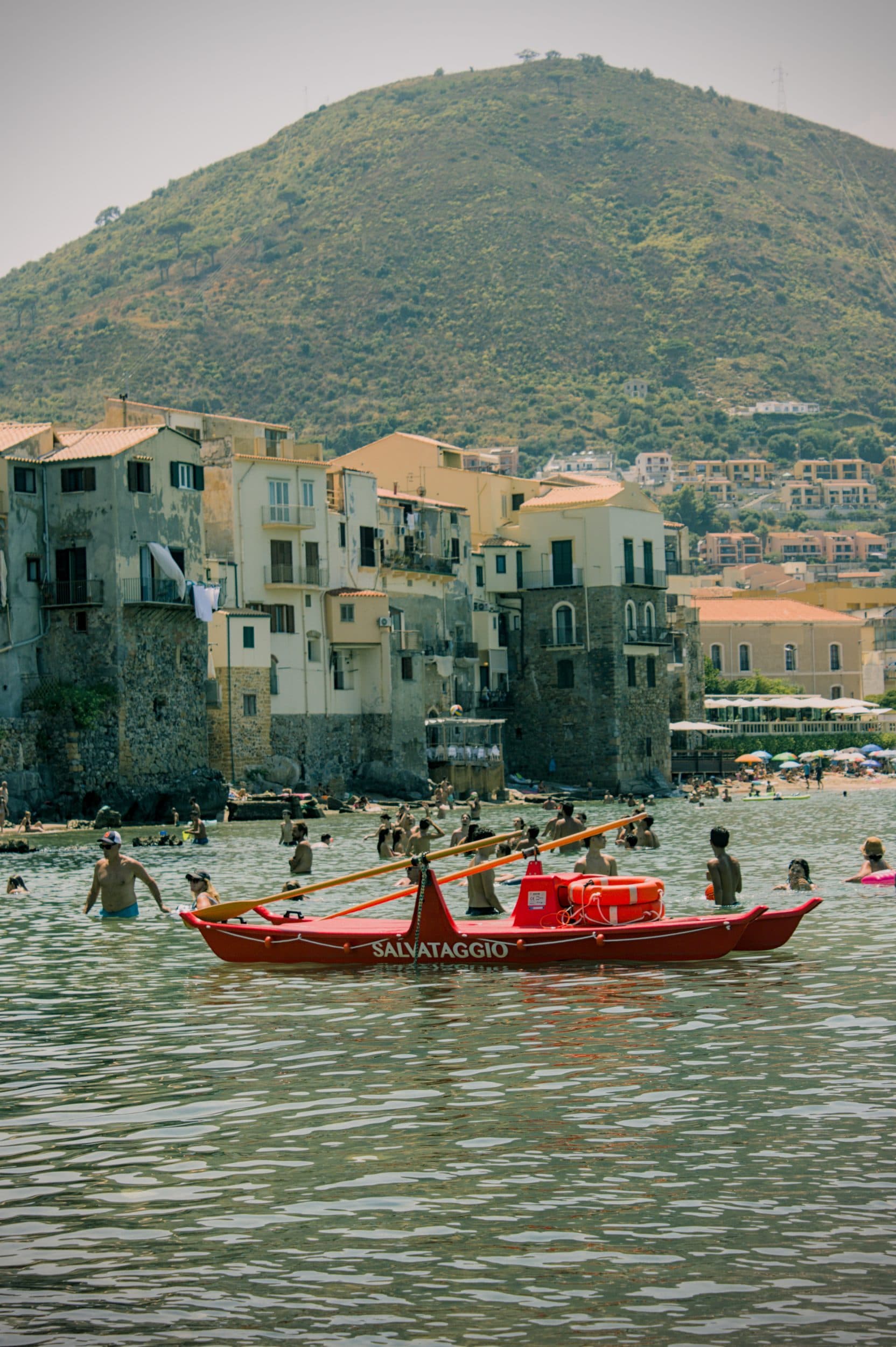 Un radeau de sauvetage italien à la plage de Cefalù en Sicile.