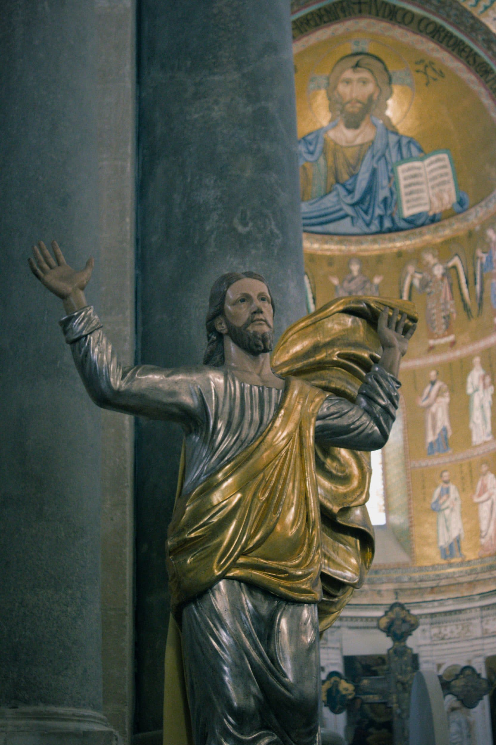 La statue du Christ de la Cathédrale de Cefalù en Sicile laissant apparaître la mosaïque principale.