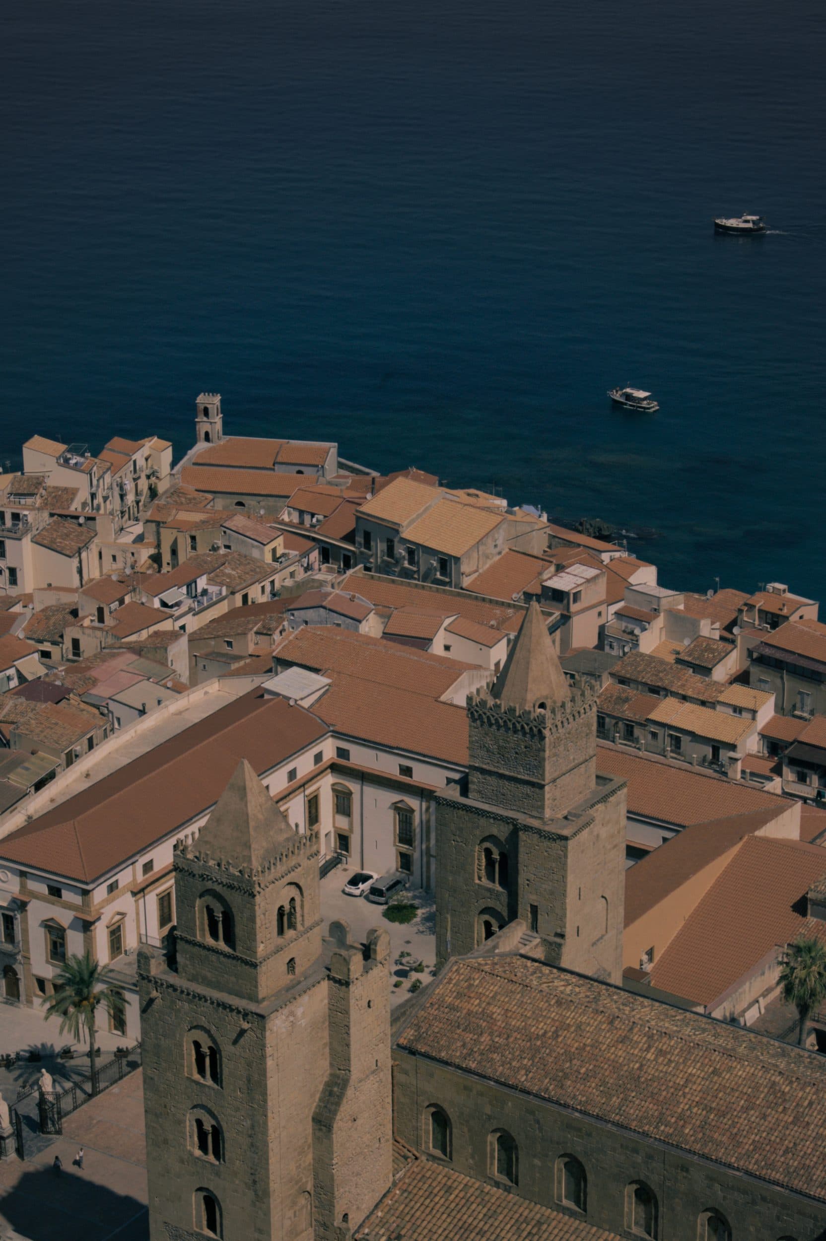Les tours de la cathédrale de Cefalù en Sicile reproduites dans l'eau par deux bateaux.