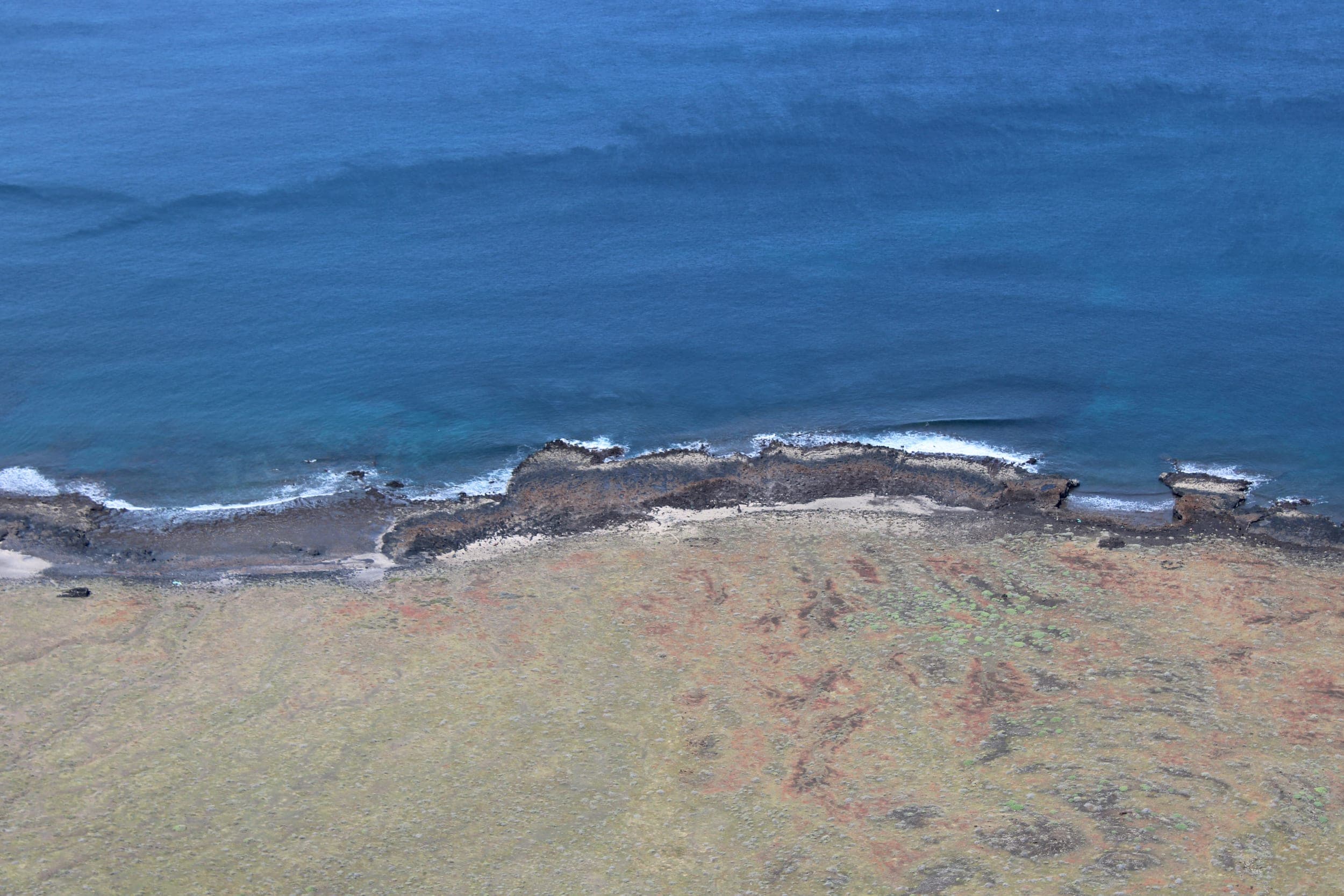 Vue panoramique sur l'océan et les falaises rocheuses depuis le Mirador de Guinate à Lanzarote, îles Canaries.